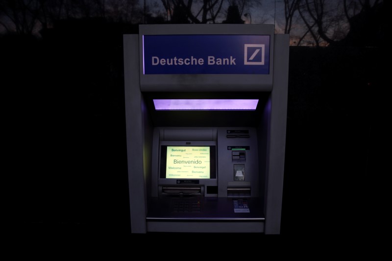 © Reuters. An ATM is seen outside a branch of German Deutsche Bank in Madrid