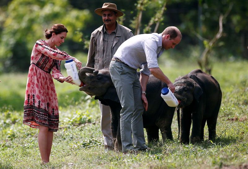 © Reuters. Príncipe britânico William e sua esposa, Kate, durante visita à Índia