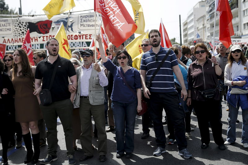 © Reuters. Protesters shout slogans during a demonstration marking a 24-hour strike of the country's biggest public sector union ADEDY against planned tax and pension reforms in Athens