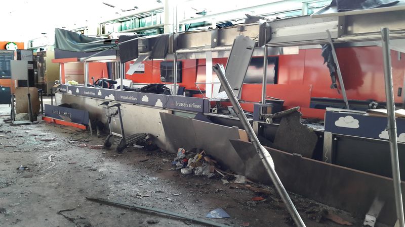 © Reuters. Damage is seen inside the departure terminal following the March 22, 2016 bombing at Zaventem Airport, in these photos made available to Reuters by the Belgian newspaper Het Nieuwsblad