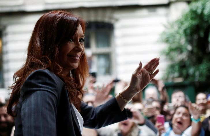 © Reuters. عشرات الألوف يتظاهرون لتأييد رئيسة الأرجنتين السابقة أمام محكمة