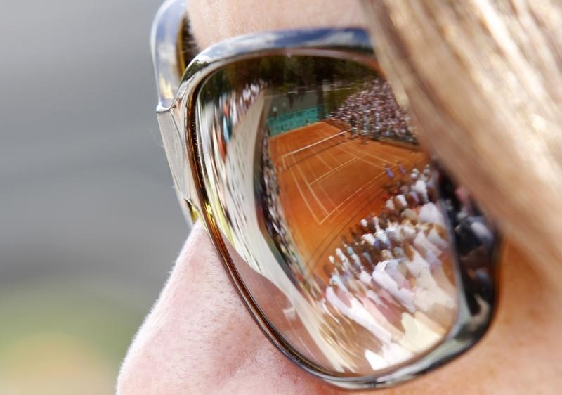 © Reuters. A spectator watches a match at the French Open tennis tournament at Roland Garros in Paris