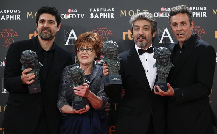 © Reuters. Diretor Cesc Gay (E),  produtora Marta Esteban, ator Ricardo Darin e roteirista Tomas Aragay com os prêmios pelo filme 'Truman'  no festival na Espanha 