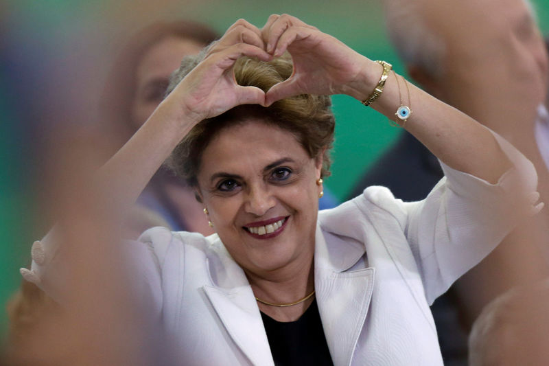 © Reuters. Brazil's President Dilma Rousseff gestures during a meeting with educators at the Planalto Palace in Brasilia