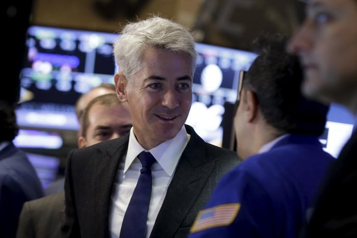 © Reuters. Activist investor Bill Ackman, chief executive of Pershing Square Capital, speaks with a specialist trader on the floor of the New York Stock Exchange 