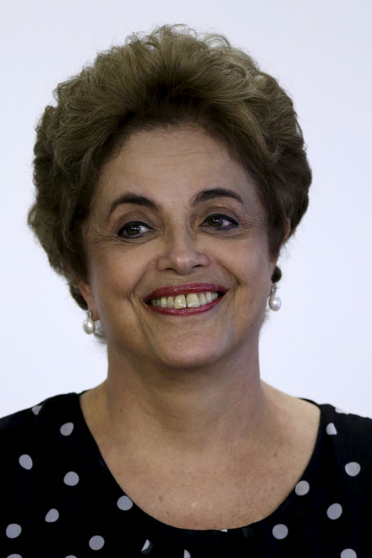 © Reuters. Presidente Dilma Rousseff sorri durante cerimônia no Palácio do Planalto, em Brasília