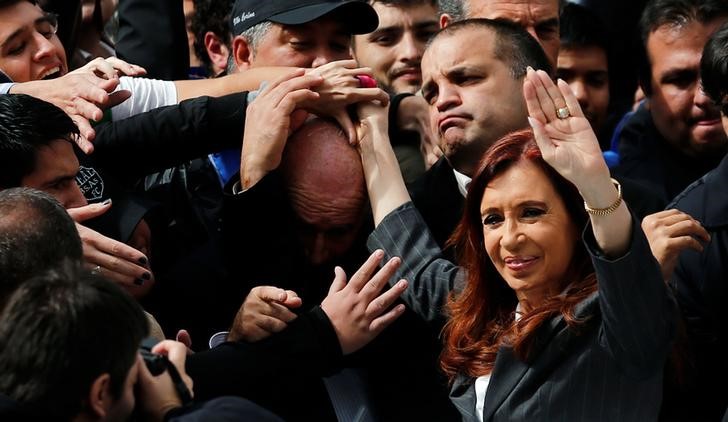 © Reuters. Ex-presidente argentina  Cristina Kirchner acena para simpatizantes após deixar tribunal em Buenos Aires