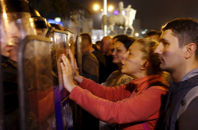 © Reuters. محتجون في مقدونيا يحطمون أحد مكاتب رئيس البلاد