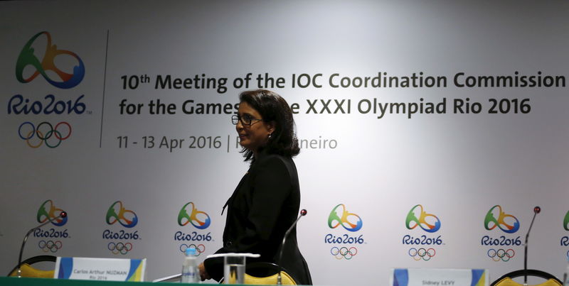 © Reuters. El Moutawakel, chairman of the IOC Coordination Commission, enters the room for a news conference in Rio de Janeiro