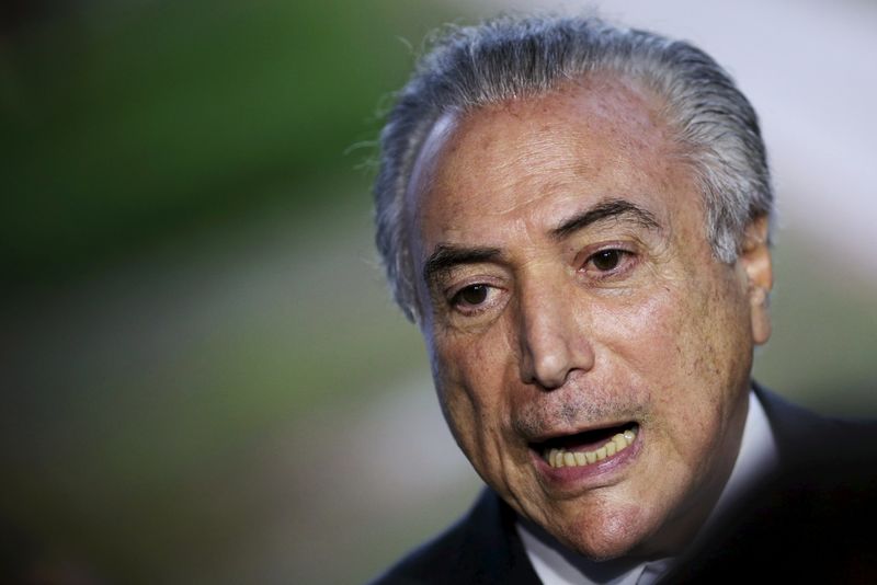 © Reuters. Vice-presidente Michel Temer concede entrevista em Brasília