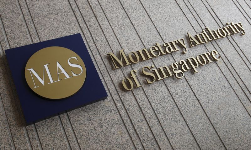 © Reuters. File photo of the logo of the Monetary Authority of Singapore at its building in Singapore