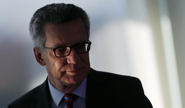 © Reuters. German Interior Minister Maiziere attends the weekly cabinet meeting at the Chancellery in Berlin