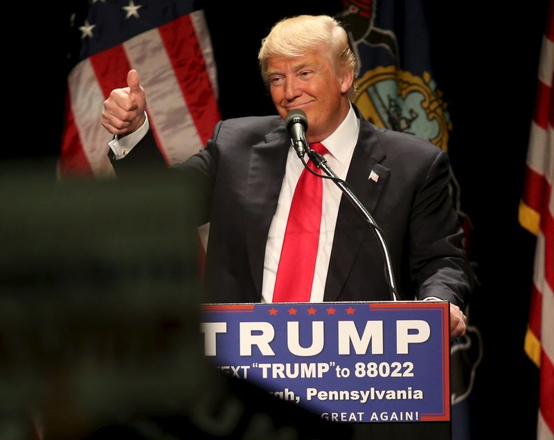 © Reuters. Republican U.S. presidential candidate Donald Trump gives the thumbs up as he speaks in Pittsburgh