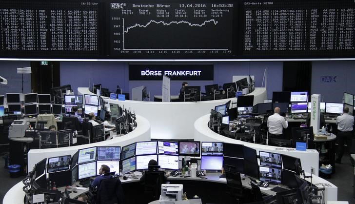 © Reuters. Las bolsas europeas abren planas, presionadas por descensos de Burberry y Unilever