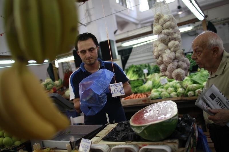 © Reuters. A vendor sells fruit in a market in downtown Rome