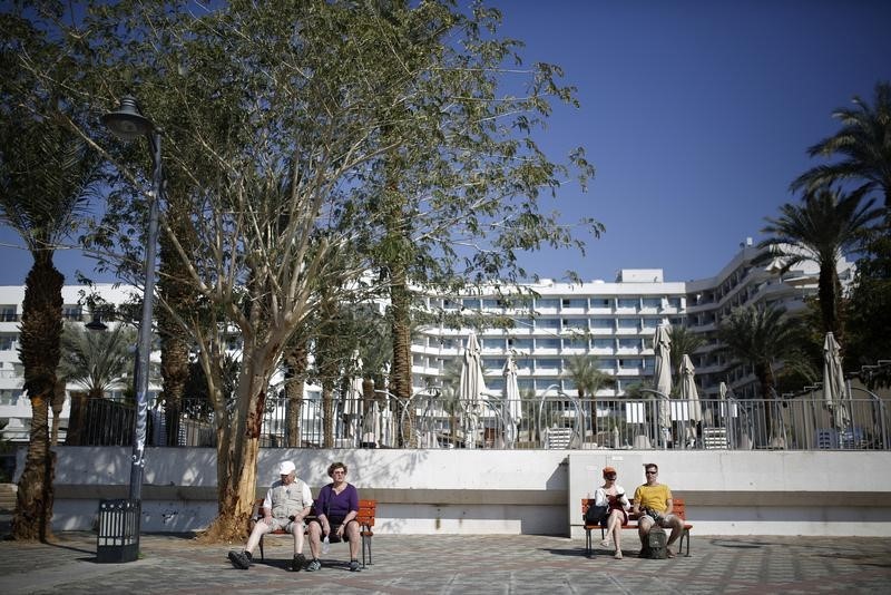 © Reuters. إسرائيل تدرس تعيين أردنيين في فنادق تطل على البحر الميت