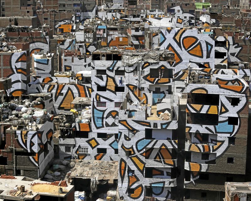 © Reuters. فنان تونسي يحيل جدرانا تحتضن القمامة بالقاهرة لتحفة فنية