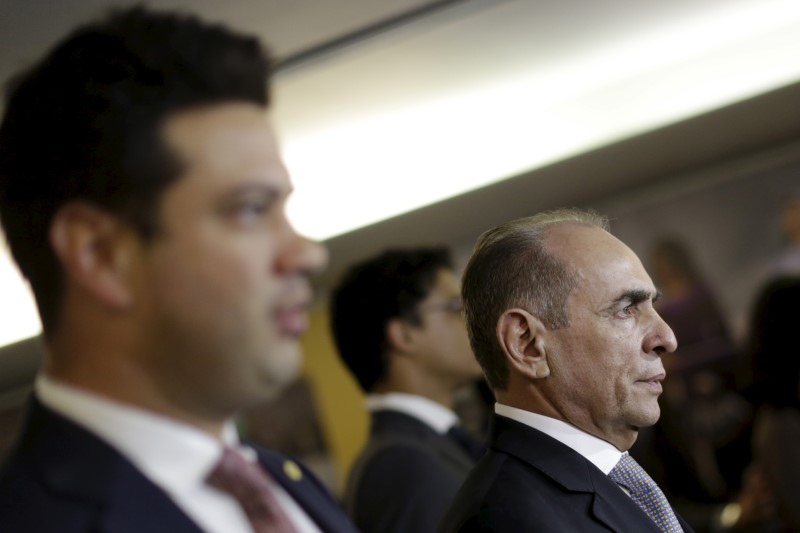 © Reuters. Ministro da Saúde, Marcelo Castro, ao lado do líder do PMDB na Câmara, Leonardo Picciani (RJ), em Brasília