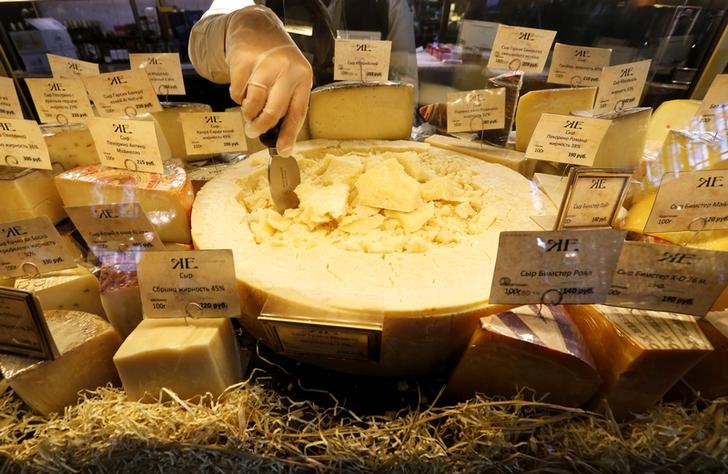 © Reuters. Сыр в магазине в Санкт-Петербурге