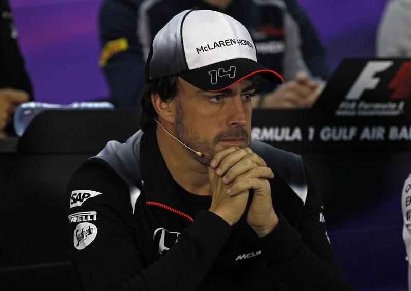 © Reuters. Alonso recibe luz verde provisional para disputar el Gran Premio de China   