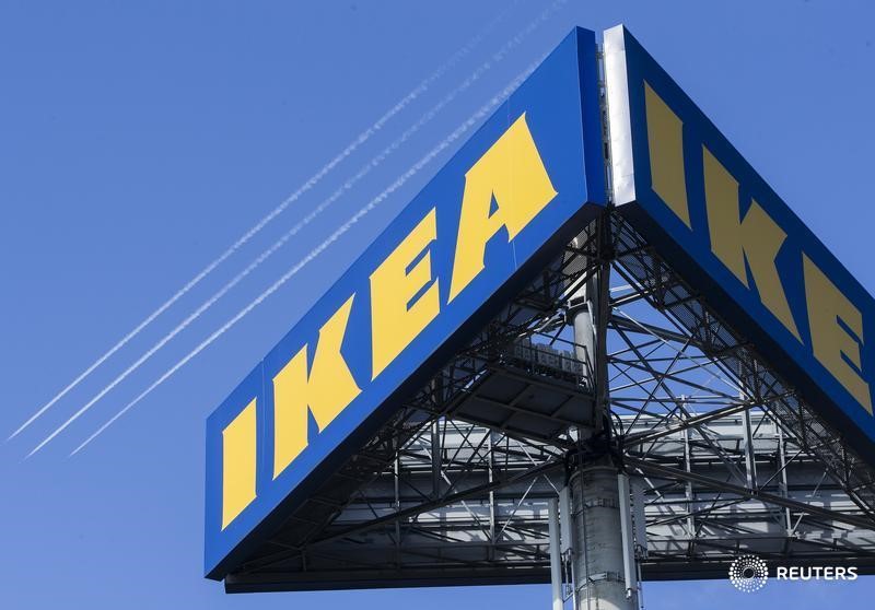 © Reuters. Логотип Ikea у магазина компании в Делфте, Нидерланды