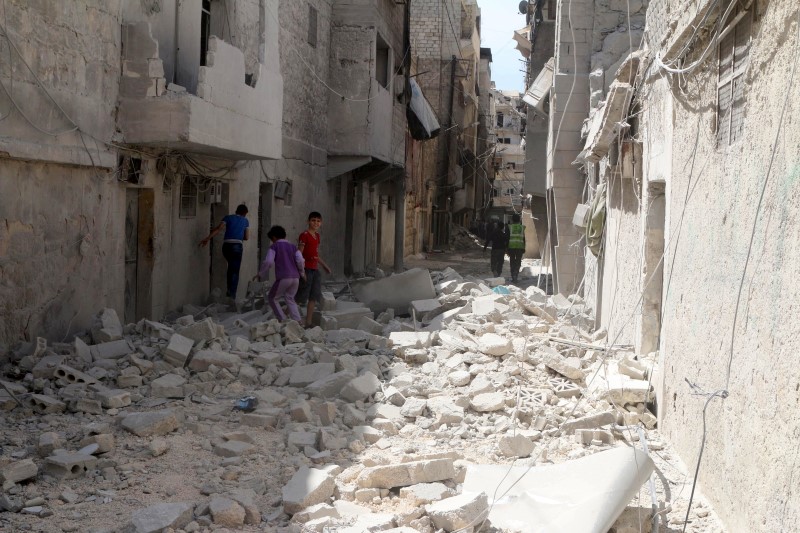 © Reuters. Residents inspect damages after an airstrike on the rebel held al-Maysar neighborhood in Aleppo