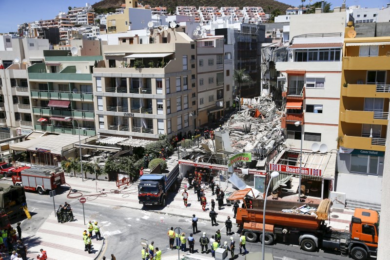 © Reuters. Un derrumbe de un edificio residencial en Tenerife causa tres heridos