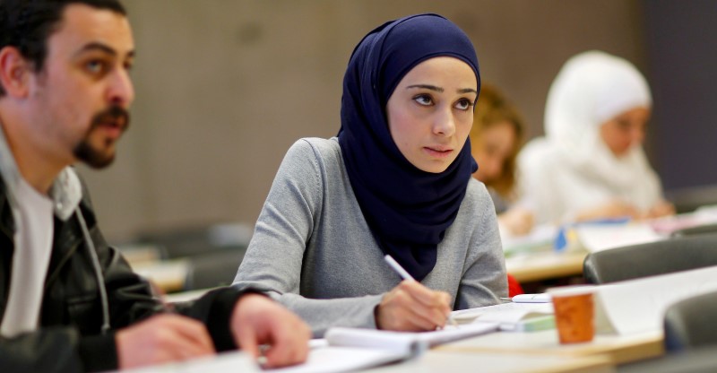 © Reuters. Migrants who worked as teachers in their home countries takes part in a programme to educate them for German schools at the University in Potsdam