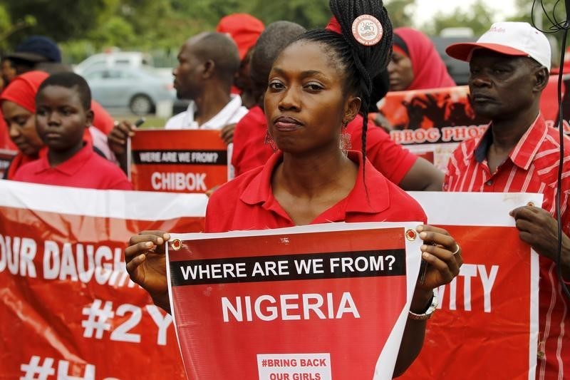 © Reuters. تسجيل مصور لفتيات نيجيريات مخطوفات يزيد الضغوط على الحكومة