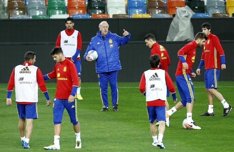 © Reuters. Eliminación del Barcelona ayuda a España de cara a la Eurocopa, dice Del Bosque