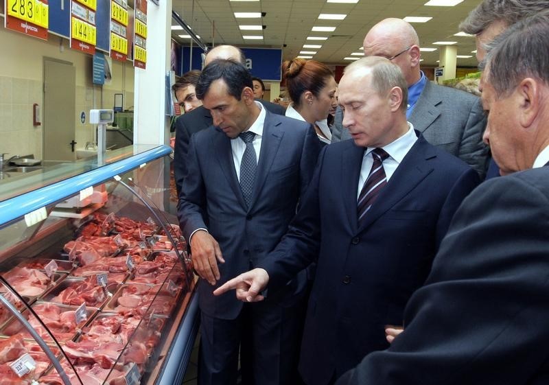 © Reuters. Владимир Путин в супермаркете Перекресток в Москве 