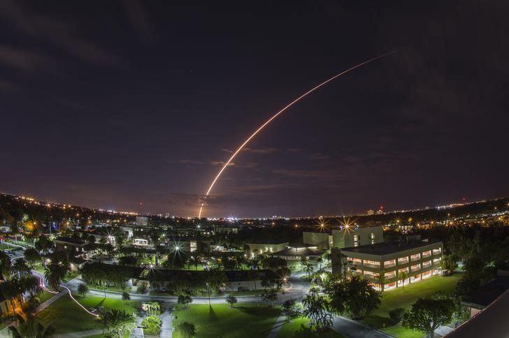© Reuters. A United Launch Alliance Atlas V 551 rocket blasts off from Cape Canaveral Air Force Station in Florida