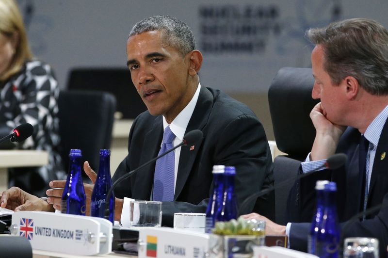 © Reuters. File photo of U.S. President Obama and British Prime Minister  Cameron at Nuclear Security Summit in Washington