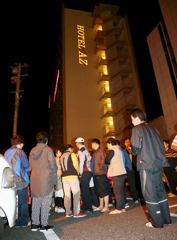 © Reuters. Pessoas retiradas de hotel após tremor em Kumamoto, Japão