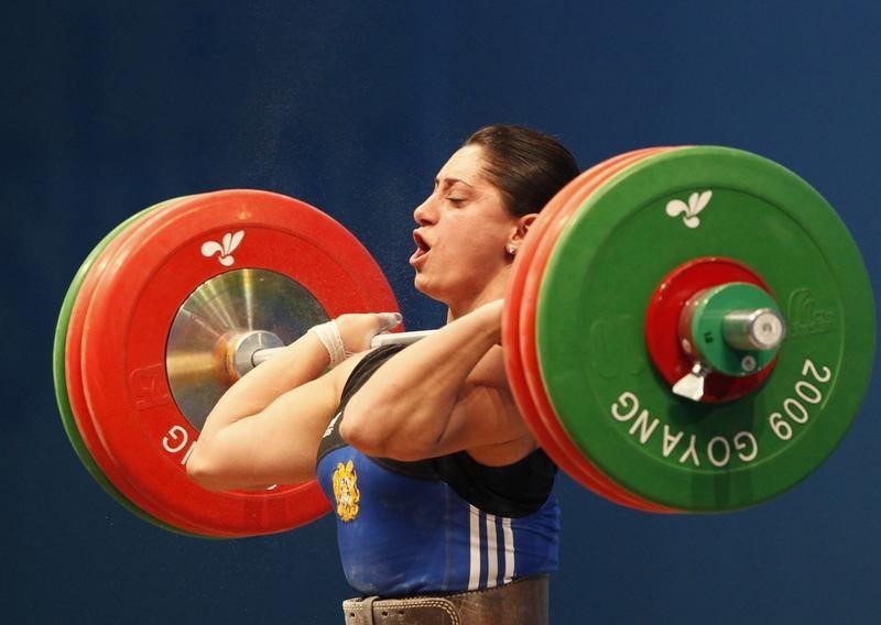 © Reuters. Nazik Avdalyan of Armenia competes in the women's 69kg Group A weightlifting clean and jerk competition at the World Weightlifting Championships in Goyang