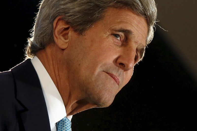 © Reuters. Kerry concede entrevista em Los Angeles