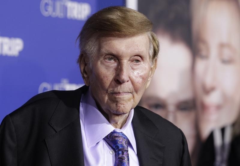 © Reuters. File photo of Redstone arriving at the premiere of "The Guilt Trip" starring Streisand and Rogen in Los Angeles