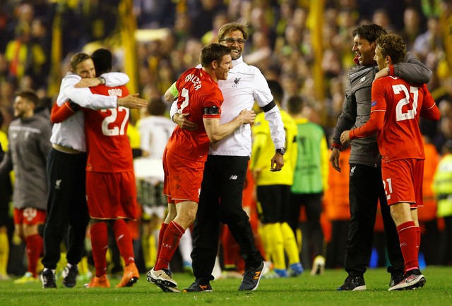 © Reuters. Foto del jueves del jugador del Liverpool James Milner y el entrenador Juergen Klopp celebrando la clasificación a las semifinales de la Liga Europa