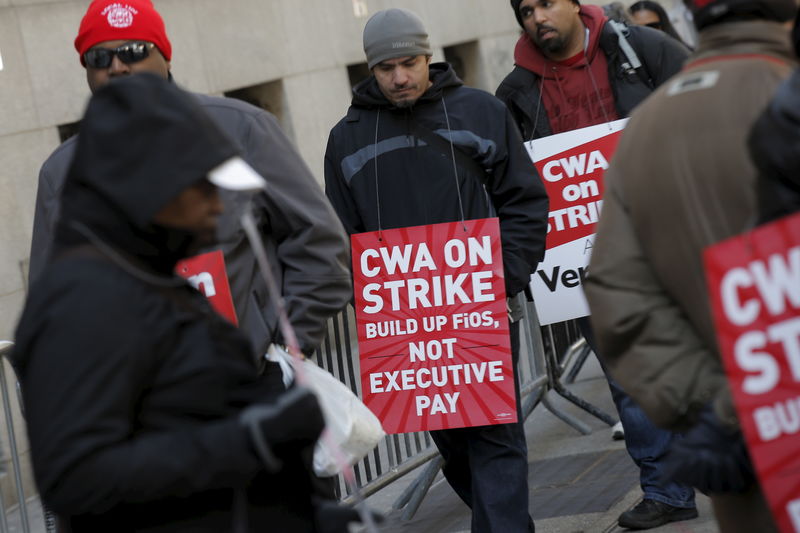 © Reuters. Members of the CWA picket in front of Verizon Communications Inc. corporate offices during a strike in New York