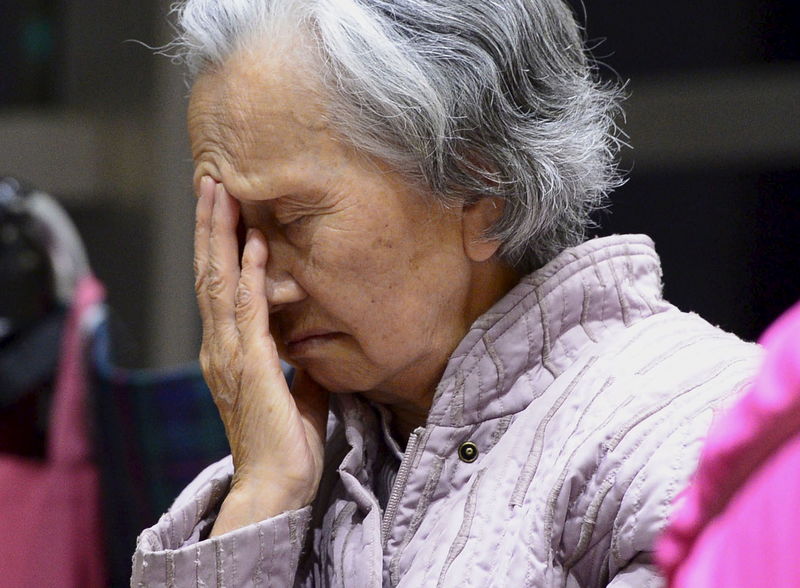 © Reuters. A woman reacts at a health and welfare center acting as an evacuation center after an earthquake in Mashiki town, Kumamoto prefecture, southern Japan