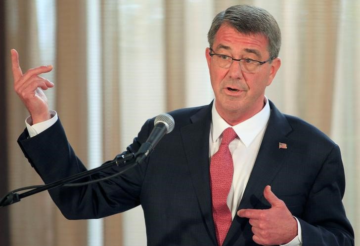 © Reuters. Visiting U.S. Defense Secretary Ash Carter gestures during a joint press conference with his Filipino counterpart Voltaire Gazmin at the presidential palace in Manila  