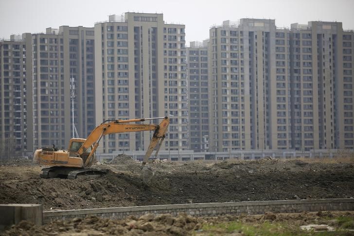 © Reuters. File photo of an excavator at a construction site of new residential buildings in Shanghai