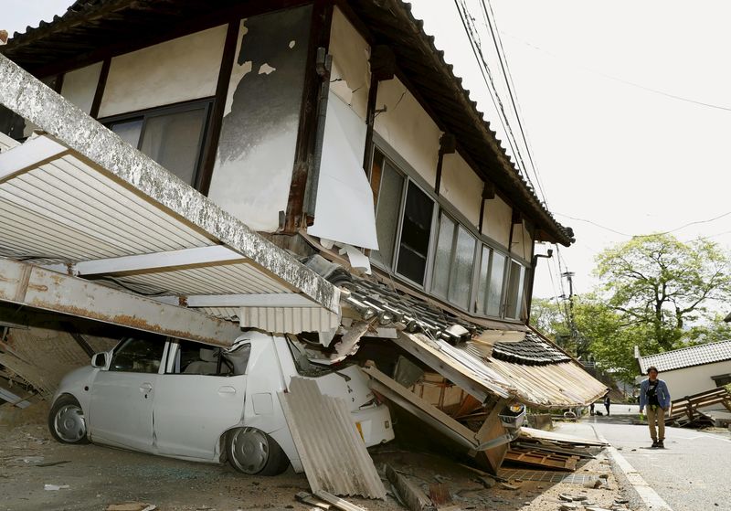 © Reuters. SÉISME AU JAPON, AU MOINS NEUF MORTS