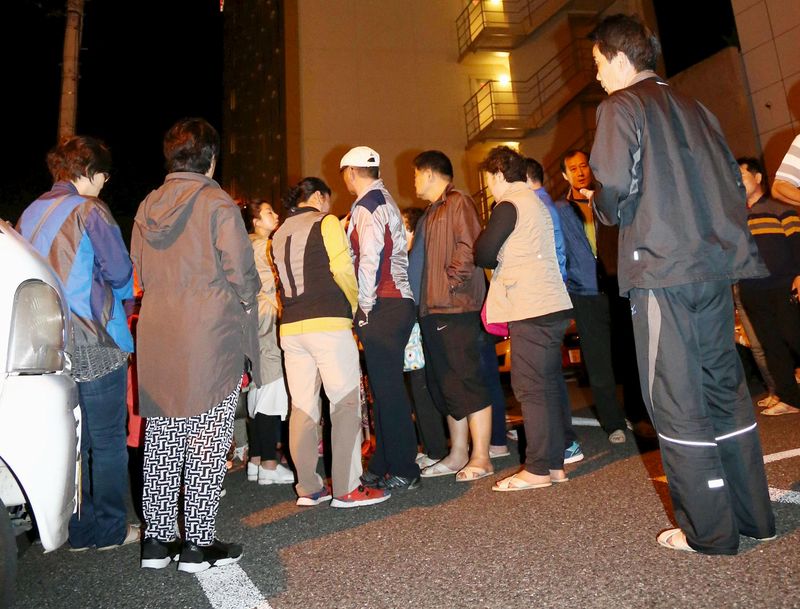 © Reuters. Fuerte seísmo en Japón deja al menos 9 muertos, centrales nucleares no fueron afectadas