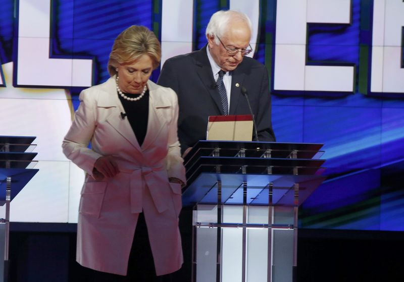 © Reuters. Clinton y Sanders chocan en un debate en Nueva York