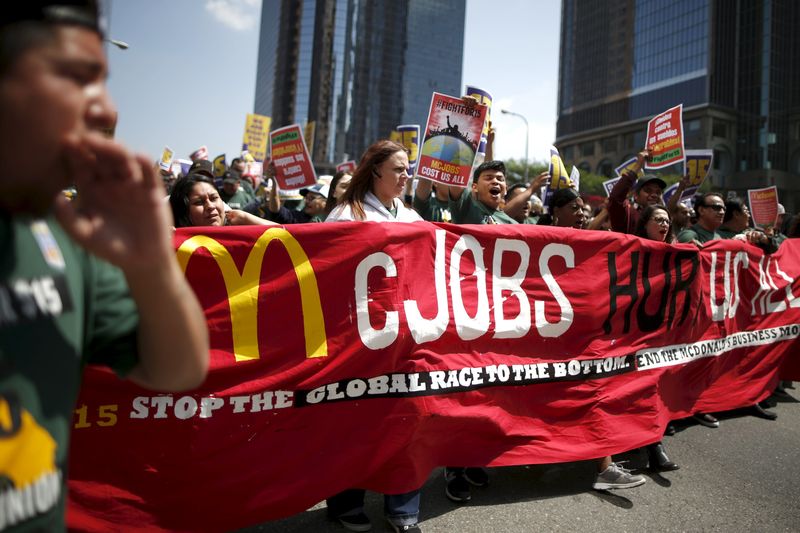 © Reuters. آلاف يخرجون في مسيرة للمطالبة بتحسين أجورهم في الولايات المتحدة