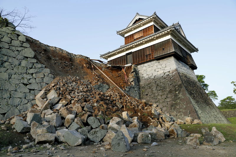© Reuters. Damaged stone wall caused by an earthquake is seen at the Kumamoto Castle in Kumamoto