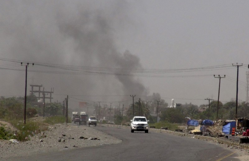 © Reuters. Smoke rises from a government building in al-Houta, the provincial capital of Yemen's southern Lahej province