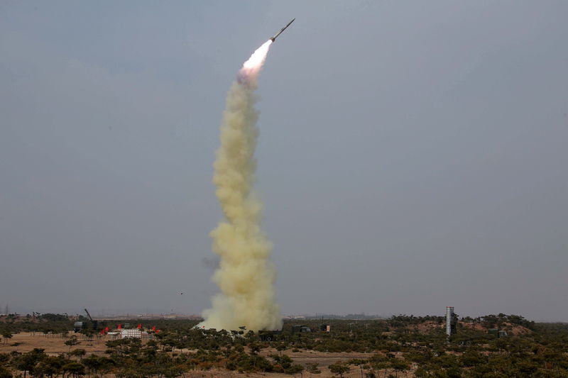 © Reuters. كوريا الشمالية تفشل في إطلاق صاروخ في انتكاسة محرجة للزعيم كيم