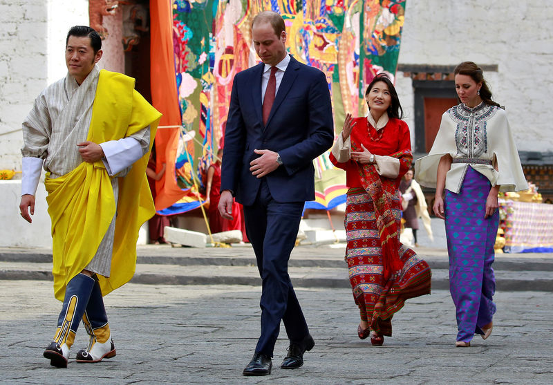 © Reuters. Britain's Prince William, Duke of Cambridge and his wife Catherine, Duchess of Cambridge are shown around the Tashichho Dzong temple by King Jigme Khesar Namgyel Wangchuck and his wife Jetsun Pema in Thimphu